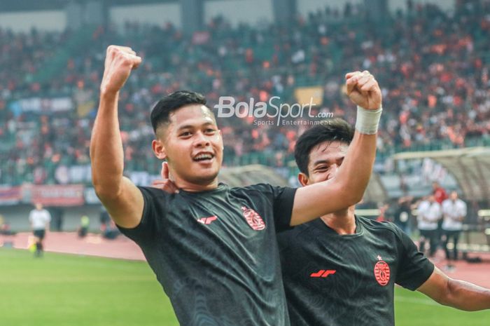 Striker Persija Jakarta, Taufik Hidayat (kanan), melakukan selebrasi seusai mencetak gol di Stadion Patriot Candrabhaga, Bekasi, Jawa Barat, 5 Juni 2022.