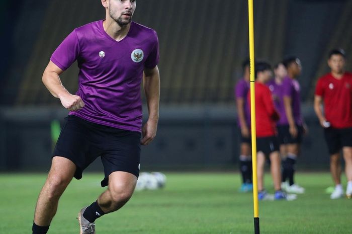 Sandy Walsh saat berlatih bersama Timnas Indonesia di Stadion Si Jalak Harupat, Soreang, Kabupaten Bandung sebelum laga lawan Bangladesh