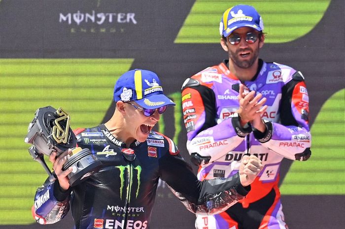 Pembalap Monster Energy Yamaha, Fabio Quartararo (kiri), merayakan kemenangannya pada MotoGP Catalunya di Sirkuit Catalunya, Spanyol, 5 Juni 2022. Posisi finis ketiga yang dihuni pembalap Pramac Racing, Johann Zarco (kanan), memeriahkan pesta penonton tamu dari Prancis yang bertetangga dengan Catalu