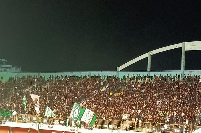 Suporter PSS Sleman di laga uji coba melawan Bali United, di Stadion Maguwoharjo, Sleman, Yogyakarta, Sabtu (4/6/2022),