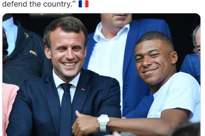 Presiden Prancis, Emmanuel Macron, bersama penyerang Paris Saint-Germain, Kylian Mbappe.