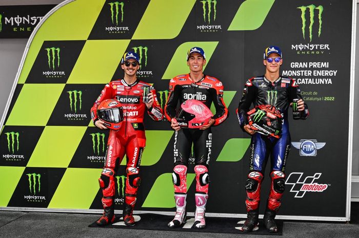 Dari kiri ke kanan, Francesco Bagnaia (Ducati), Aleix Espargaro (Aprilia), dan Fabio Quartararo (Monster Energy Yamaha) setelah kualifikasi MotoGP Catalunya 2022 di Circuit de Barcelona-Catalunya, Sabtu (4/6/2022).