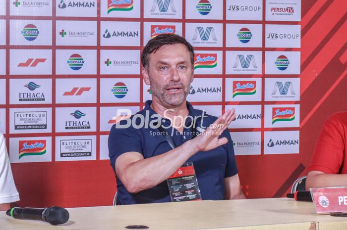 Pelatih Persija Jakarta, Thomas Doll, saat memberikan keterangan kepada awak media di Stadion Patriot Candrabhaga, Bekasi, Jawa Barat, 5 Juni 2022.