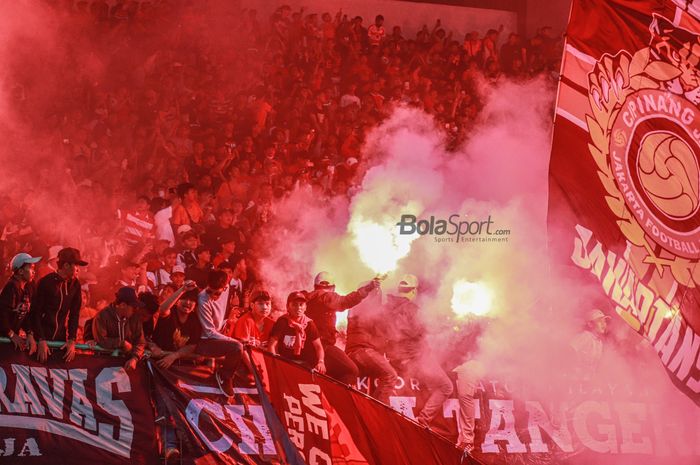 Sejumlah The Jakmania nampak menyalakan flare atau kembang api di Stadion Patriot Candrabhaga, Bekasi, Jawa Barat, 5 Juni 2022.