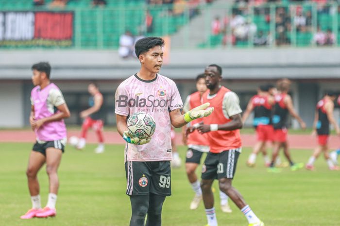 Kiper muda Persija Jakarta, Adre Adrido Greovani, sedang menguasai bola saat melakukan pemanasan di Stadion Patriot Candrabhaga, Bekasi, Jawa Barat, 6 Juni 2022.