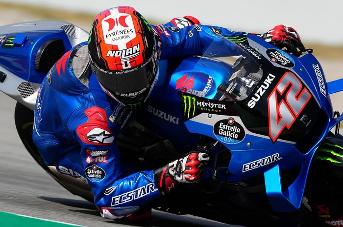 Pembalap Suzuki Ecstar, Alex Rins, ketika mengaspal pada MotoGP Catalunya 2022 di Sirkuit Barcelona, Minggu (5/6/2022).