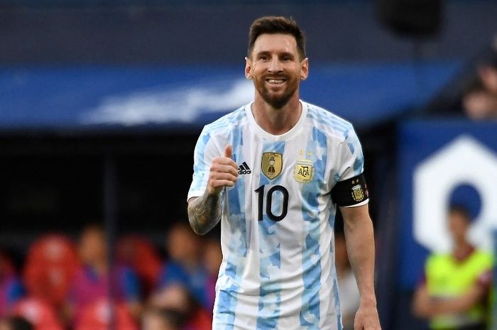 Lionel Messi dalam laga uji coba Argentina vs Estonia di Stadion El Sadar, Minggu (5/6/2022).