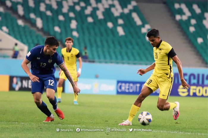 Pemain timnas U-23 Malaysia, Aiman Afif, mendapat kawalan ketat dari bek Thailand, Nicholas Mickelson, pada matchday kedua Piala Asia U-23 2022.