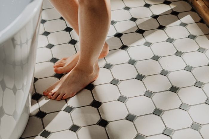 cara membuat lantai kamar mandi tidak licin dan kesat