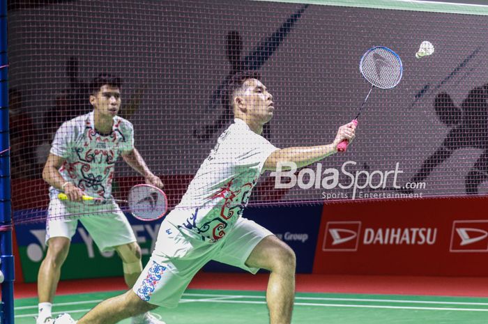 Pasangan ganda putra Indonesia, Sabar karyaman Gutama/Moh Reza Pahlevi Isfahani berhasil melangkah ke babak selanjutnya usai mengandaskan Muhammad Shohibul Fikri/Bagas Maulana pada babak 32 besar Indonesia Masters 2022, Selasa (7/6/2022)