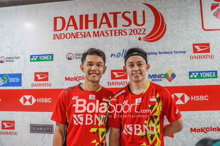 Pasangan ganda putra Indonesia, Fajar Alfian (kiri) dan Muhammad Rian (kanan), sedang berfoto bersama di Istora Senayan, Jakarta, 7 Juni 2022.