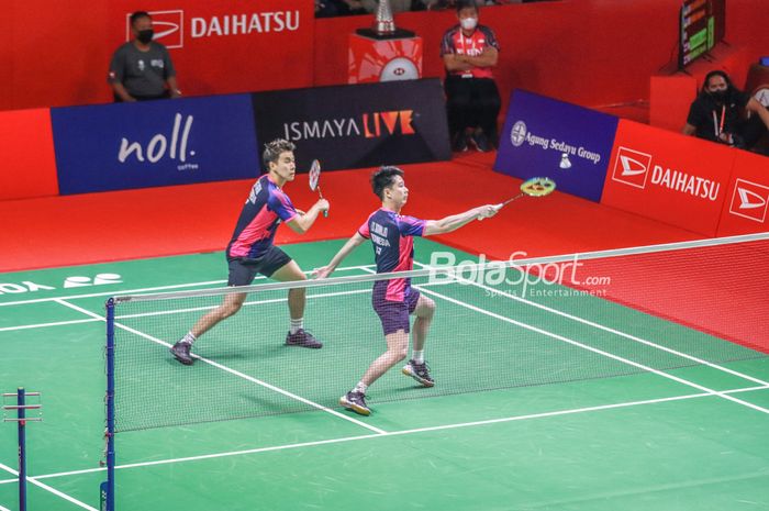 Pasangan ganda putra Indonesia, Marcus Fernaldi Gideon dan Kevin Sanjaya Sukamuljo, sedang beraksi di Istora Senayan, Jakarta, 7 Juni 2022.