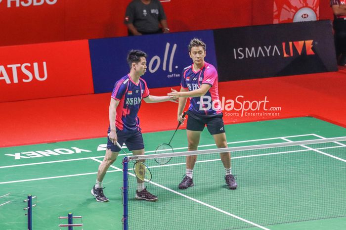 Pasangan ganda putra Indonesia, Marcus Fernaldi Gideon dan Kevin Sanjaya Sukamuljo, bersalaman di Istora Senayan, Jakarta, 7 Juni 2022.