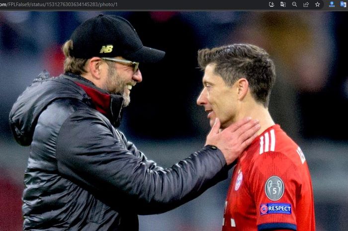 Juergen Klopp (kiri) dan Robert Lewandowski (kanan) saat bertemu dalam sebuah pertandingan antara Liverpool dan Bayern Muenchen.