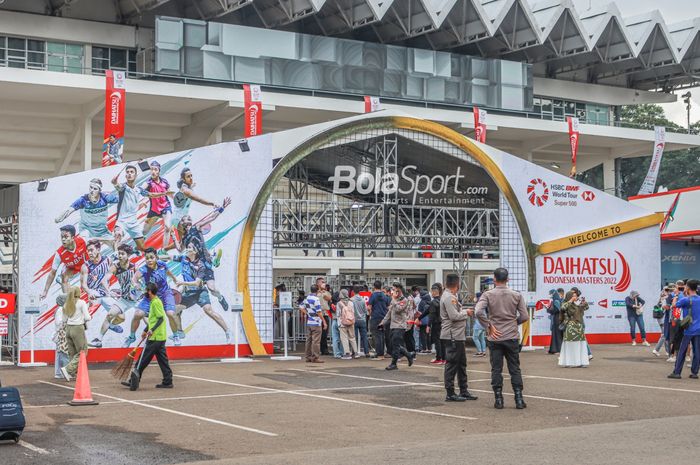 Suasana pintu masuk vanue Indonesia Masters 2022 di Istora Senayan, Jakarta, 7 Juni 2022.