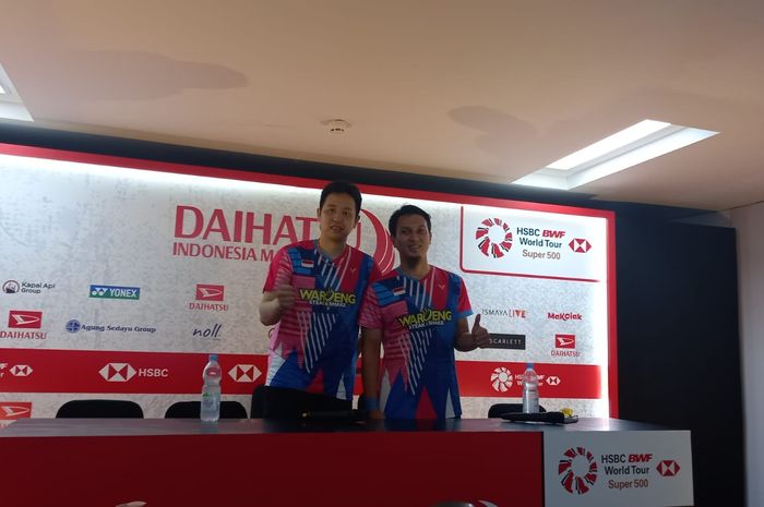 Pasangan ganda putra, Mohammad Ahsan/Hendra Setiawan, usai bertanding melawan Jesse Bay/Lasse Molhede (Denmark) pada babak 32 besar Indonesia Masters 2022 di Istora Senayan, Jakarta, Selasa (7/6/2022).