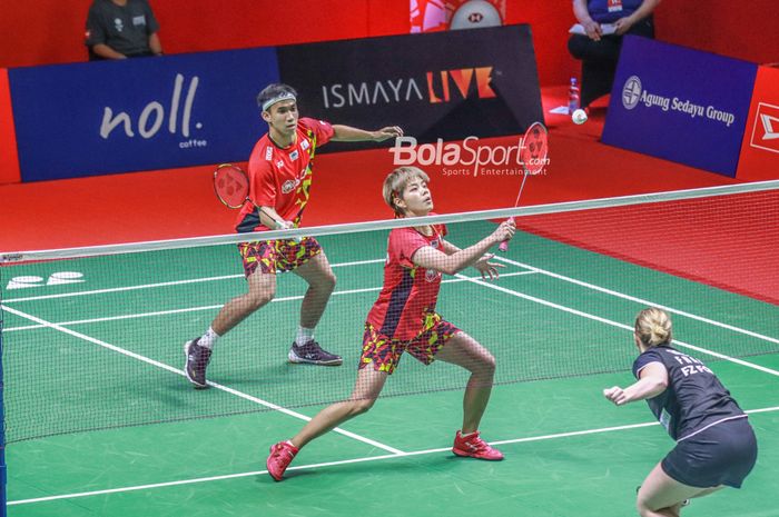 Pasangan ganda campuran Thailand, Dechapol Puavaranukroh/Sapsiree Taerattanachai, saat bertanding pada babak pertama Indonesia Masters 2022 di Istora Gelora Bung Karno, Senayan, Jakarta, 8 Juni 2022.