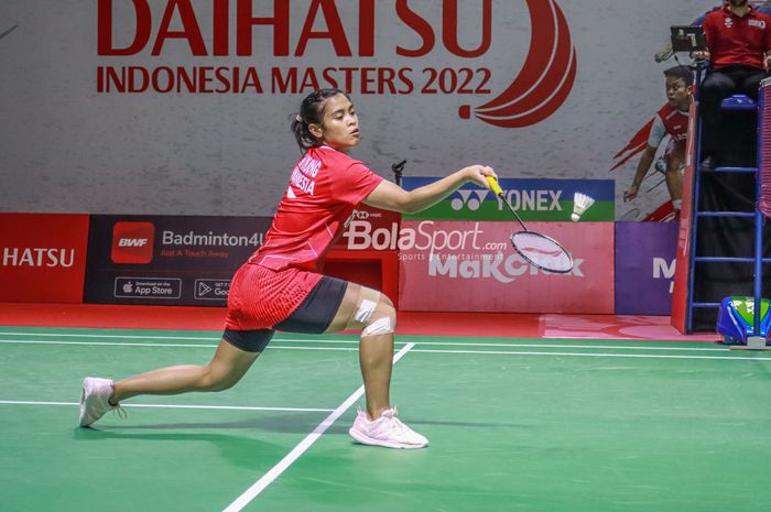 Aksi pebulu tangkis tunggal putri Indonesia, Gregoria Mariska Tanjung, pada babak pertama Indonesia Masters 2022 di Istora Gelora Bung Karno, Senayan, Jakarta, 8 Juni 2022.