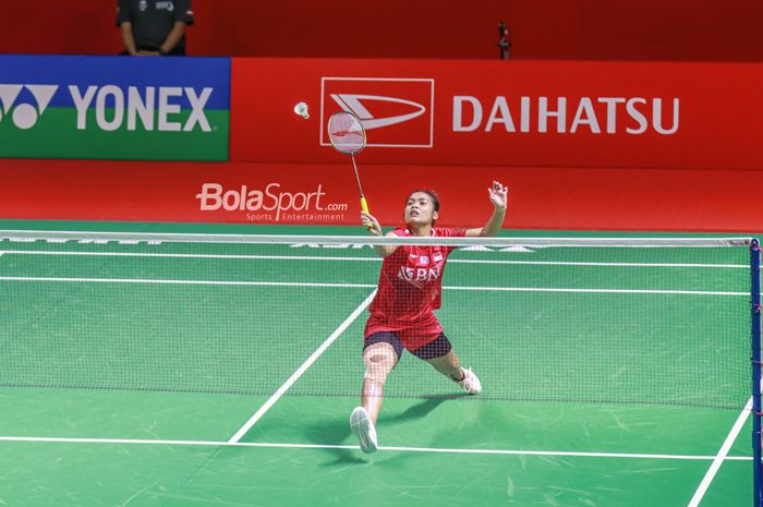 Aksi pebulu tangkis tunggal putri Indonesia, Gregoria Mariska Tanjung, pada babak pertama Indonesia Masters 2022 di Istora Gelora Bung Karno, Senayan, Jakarta, 8 Juni 2022.