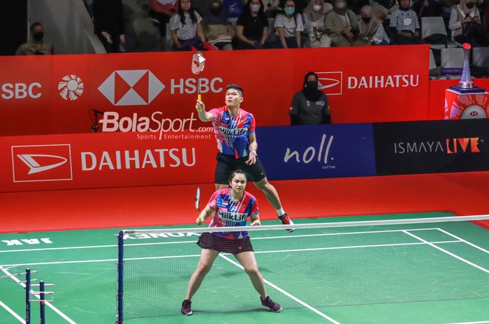 Pasangan ganda campuran Indonesia, Praveen Jordan dan Melati Daeva, sedang beraksi di Istora Senayan, Jakarta, 8 Juni 2022.