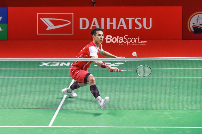 Atlet bulu tangkis tunggal putra Indonesia, Jonatan Christie, sedang bertanding di Istora Senayan, Jakarta pada 8 Juni 2022.