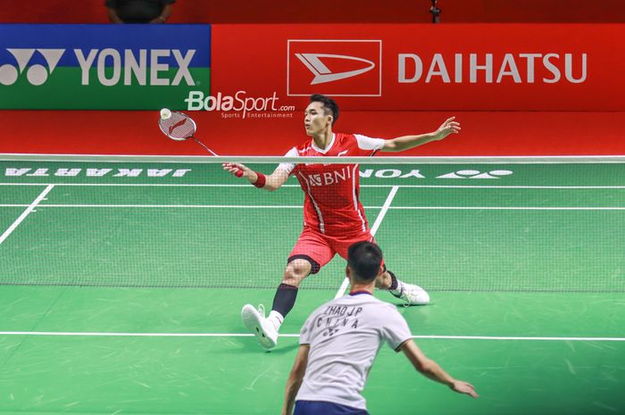 Atlet bulu tangkis tunggal putra Indonesia, Jonatan Christie, sedang bertanding di Istora Senayan, Jakarta pada 8 Juni 2022.