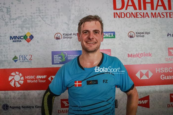 Pebulu tangkis tunggal putra Denmark, Hans-Kristian Vittinghus, masih bisa tersenyum walau tumbang pada babak pertama Indonesia Masters 2022 di Istora Senayan, Jakarta, 8 Juni 2022. Meski begitu, Vittinghus agak kecewa dengan insiden tertidurnya hakim garis saat pertandingannya dengan Lakshya Sen dari India.