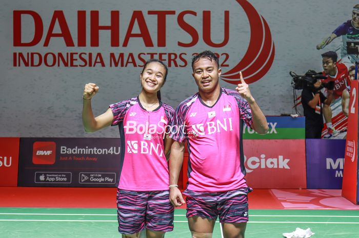 Pasangan ganda campuran Indonesia, Rehan Naufal Kusharjanto dan Lisa Ayu Kusumawati, Atlet bulu tangkis tunggal putra Indonesia, Anthony Sinisuka Ginting (Anthony Ginting), sedang bertanding di Istora Senayan, Jakarta pada 8 Juni 2022.