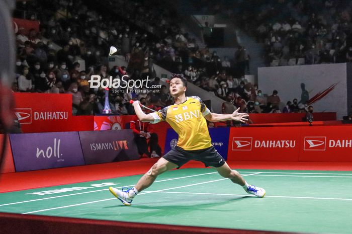 Atlet bulu tangkis tunggal putra Indonesia, Anthony Sinisuka Ginting (Anthony Ginting), sedang bertanding di Istora Senayan, Jakarta pada 8 Juni 2022.