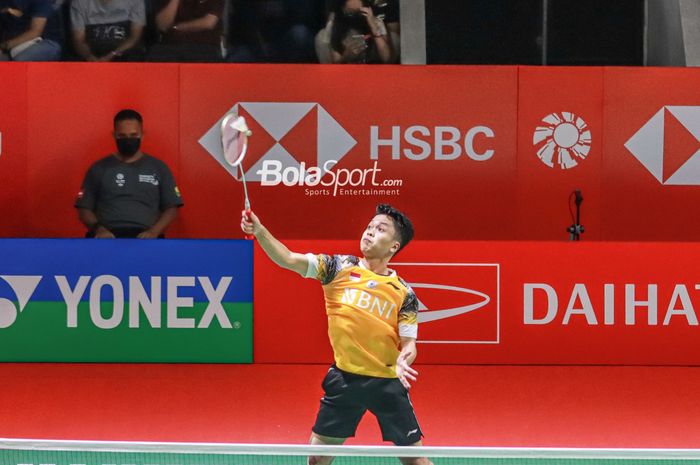 Atlet bulu tangkis tunggal putra Indonesia, Anthony Sinisuka Ginting (Anthony Ginting), sedang bertanding di Istora Senayan, Jakarta pada 8 Juni 2022.