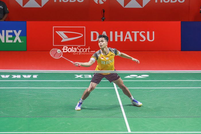 Atlet bulu tangkis tunggal putra Indonesia, Anthony Sinisuka Ginting (Anthony Ginting), sedang bertanding di Istora Senayan, Jakarta pada 8 Juni 2022.