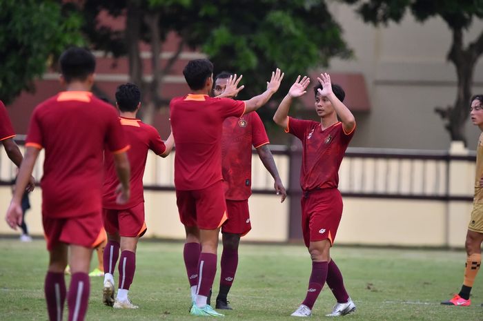 Pemain Persik Kediri seusai mengalahkan Dewa United dalam laga uji coba di Stadion PTIK, Melawai, Jakarta Selatan, Rabu (8/6/2022).