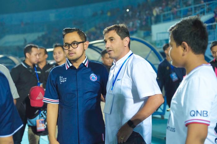 Presiden Arema FC, Gilang Widya Pramana dan pelatih Eduardo Almeida