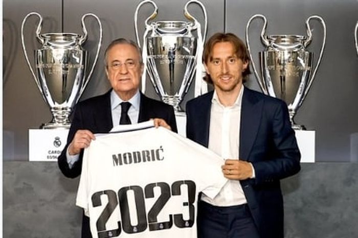 Luca Modric bersama Florentino Perez dalam perpanjangan kontraknya bersama Real madrid