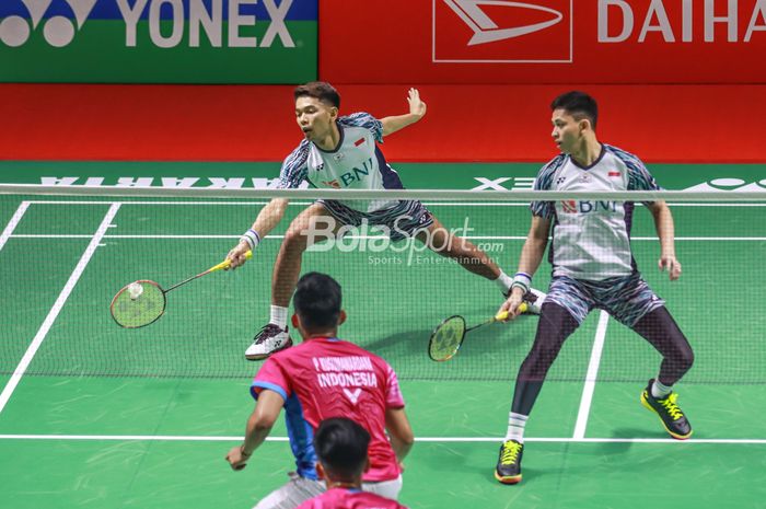 Pasangan ganda putra Indonesia, Fajar Alfian dan Muhammad Rian Ardianto, sedang bertanding di Istora Senayan, Jakarta, 9 Juni 2022.