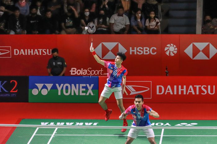 Pasangan ganda putra Indonesia, Pramudya Kusumawardana dan Yeremia Erich Yoche Yacob Rambitan, sedang bertanding di Istora Senayan, Jakarta, 9 Juni 2022.