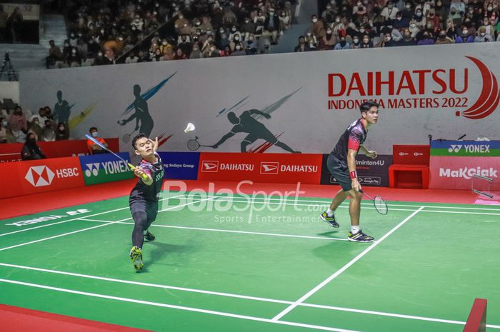 Atlet bulutangkis ganda putra Indonesia, Leo Rolly Cornando dan Daniel Marthin , sedang bertanding di Istora Senayan, Jakarta, 9 Juni 2022.