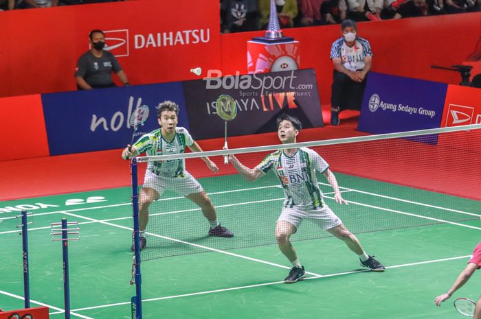 Pasangan ganda putra Indonesia, Marcus Fernaldi Gideon dan Kevin Sanjaya Sukamuljo, sedang beraksi di Istora Senayan, Jakarta, 9 Juni 2022.