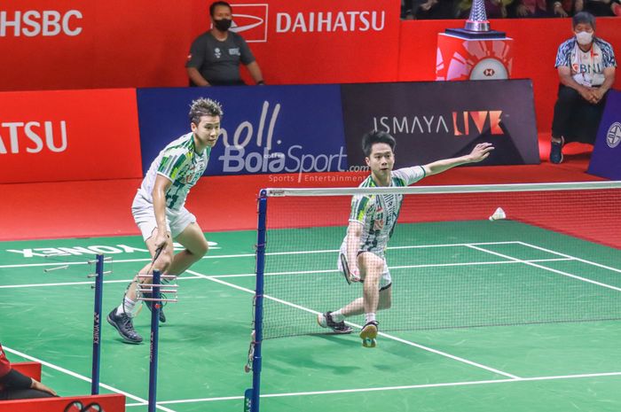 Pasangan ganda putra Indonesia, Marcus Fernaldi Gideon dan Kevin Sanjaya Sukamuljo, sedang beraksi di Istora Senayan, Jakarta, 9 Juni 2022.