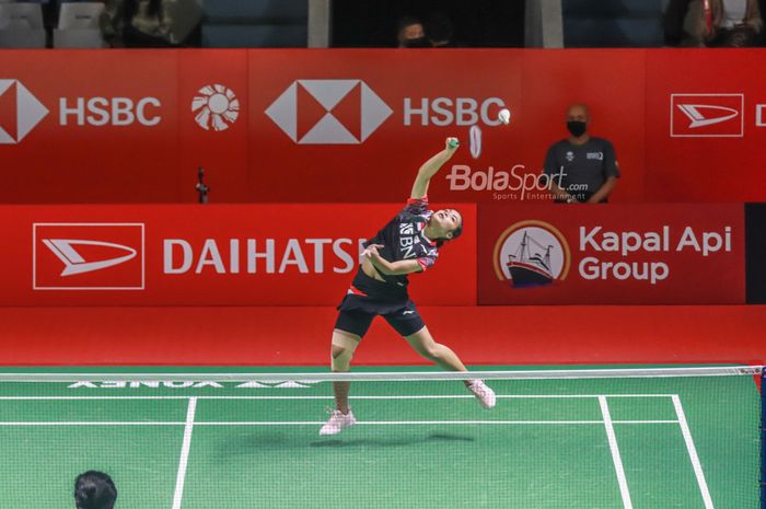 Aksi pebulu tangkis tunggal putri Indonesia, Gregoria Mariska Tanjung, pada babak 16 besar Indonesia Masters 2022 di Istora Gelora Bung Karno, Senayan, Jakarta, 9 Juni 2022.