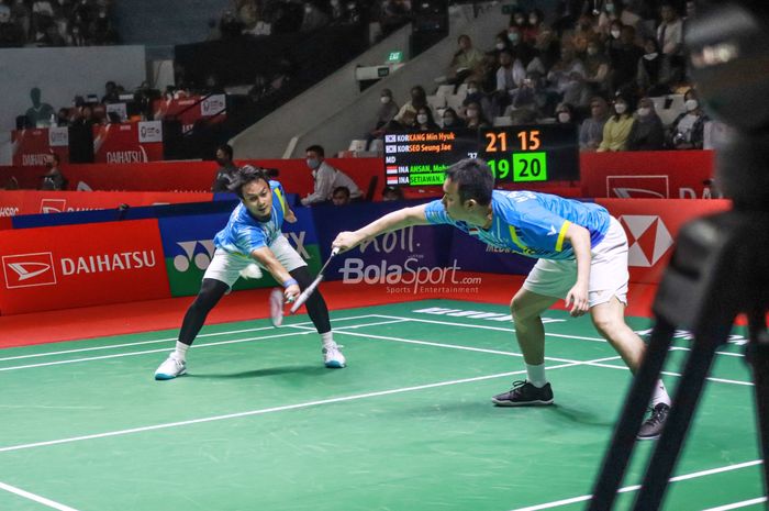 Pasangan ganda putra Indonesia, Mohammad Ahsan dan Hendra Setiawan, sedang beraksi di Istora Senayan, Jakarta, 9 Juni 2022.