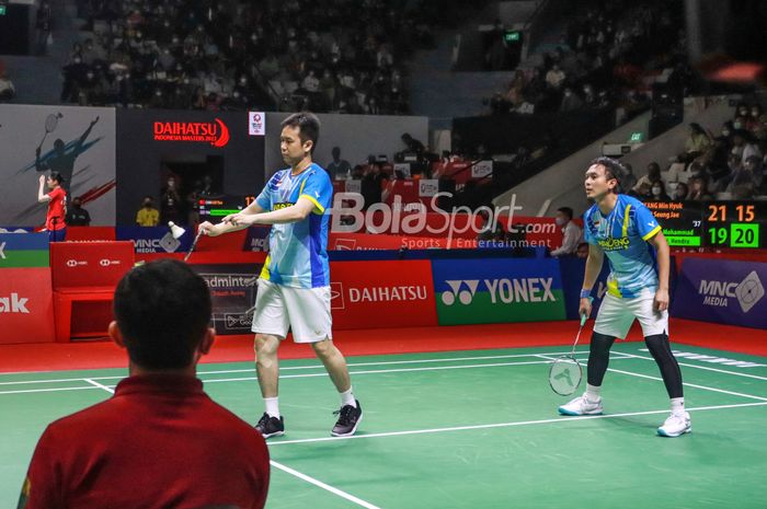 Pasangan ganda putra Indonesia, Mohammad Ahsan dan Hendra Setiawan, sedang beraksi di Istora Senayan, Jakarta, 9 Juni 2022.