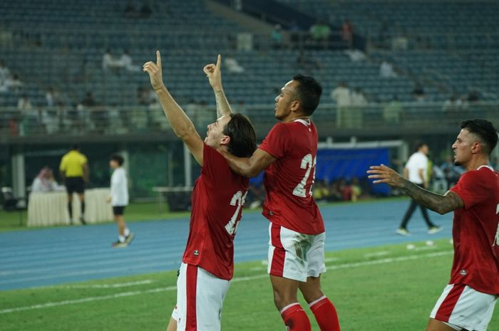 Pemain timnas Indonesia, Marc Klok saat melakukan selebrasi setelah mencetak gol ke gawang Kuwait dalam laga Grup A Kualifikasi Piala Asia 2023 yang bergulir di Jaber Al-Ahmad International Stadium, Kuwait City, pada Rabu (8/6/2022).