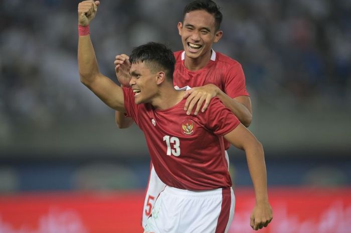 Selebrasi Rachmat Irianto dan Rizky Ridho saat Timnas Indonesia mencatatkan kemenangan 2-1 atas Kuwait dalam laga perdana grup A Kualifikasi Piala Asia 2023 di Jaber Al-Ahmad International Stadium, Kuwait City, pada Rabu (8/6/2022). 