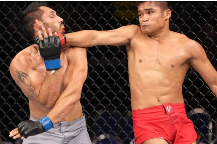 Petarung Indonesia, Jeka Saragih, mengalahkan Pawan Maan Singh di Road to UFC, Kamis (9/6/2022) di Singapura.