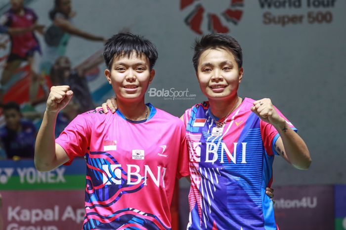 Pasangan ganda putri Indonesia, Apriyani Rahayu (kanan)/Siti Fadia Silva Ramadhanti, berpose setelah pertandingan semifinal Indonesia Masters 2022 di Istora Senayan, Jakarta, 10 Juni 2022.