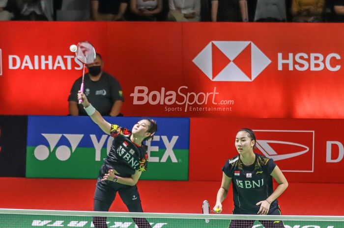 Atlet bulutangkis ganda putri Indonesia, Febby Valencia Dwijayanti Putri dan Ribka Sugiarto, sedang bertanding di Istora Senayan, Jakarta, 10 Juni 2022.