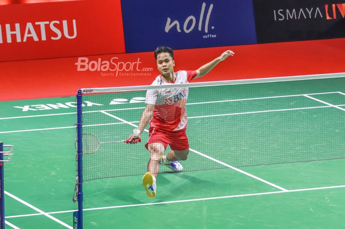 Atlet bulu tangkis tunggal putra Indonesia, Anthony Sinisuka Ginting (Anthony Ginting), sedang bertanding di Istora Senayan, Jakarta pada 10 Juni 2022.