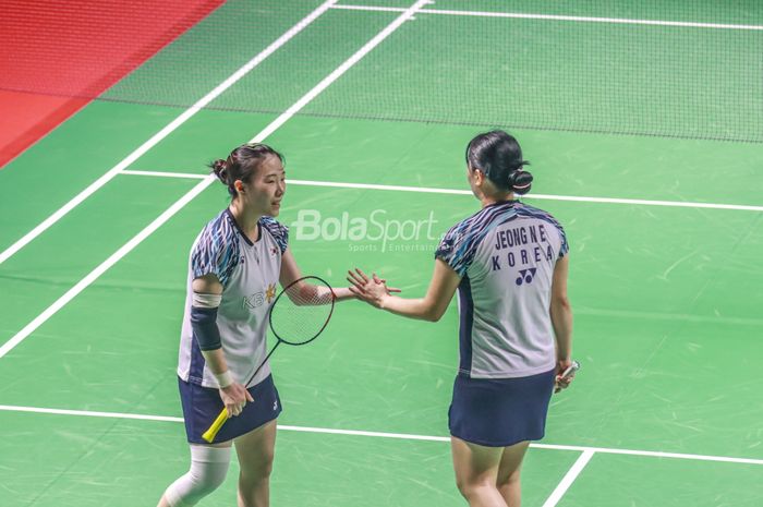 Atlet bulu tangkis ganda campuran Korea Selatan, Jeong Na-eun dan Kim Hye Jeong, sedang bersalaman saat bertanding