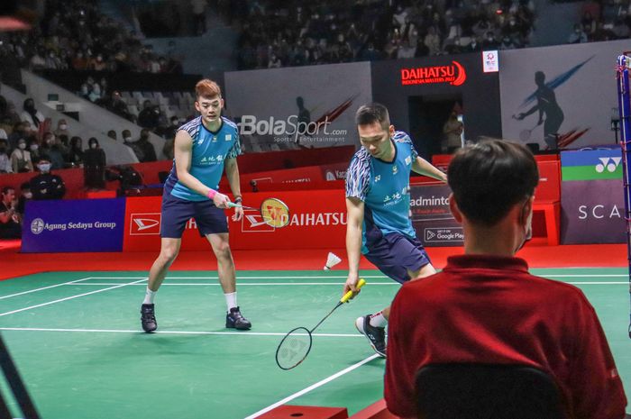 Pasangan ganda putra Taiwan, Wang Chi-Lin dan Lee Yang, saat bertanding pada perempat final Indonesia Masters 2022 di Istora Gelora Bung Karno, Senayan, Jakarta, 10 Juni 2022.